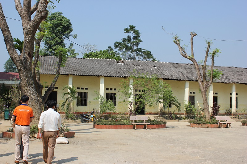 Khu lớp học Trường THCS Cẩm Sơn sau khi trải qua cơn bão lũ vẫn còn vết tốc mái chưa được sửa chữa